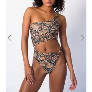 SKATIE ARIZONA “NICOLE” ONE PIECE SIZE LG NWT